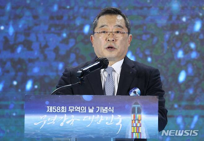 [서울=뉴시스] 전진환 기자 = 구자열 한국무역협회장이 6일 서울 강남구 코엑스에서 열린 제58회 무역의날 기념식에서 개회사를 하고 있다. 2021.12.06. amin2@newsis.com