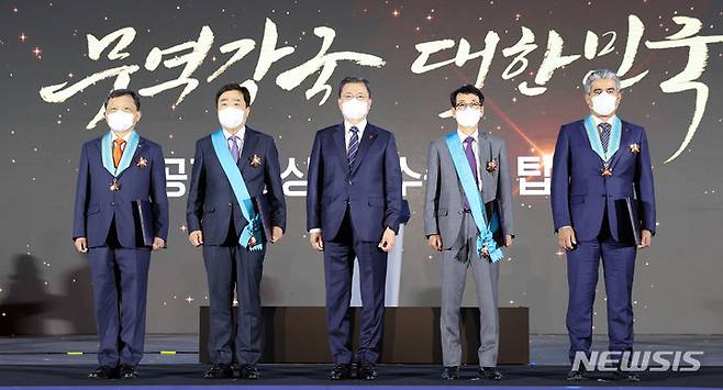 [서울=뉴시스] 전진환 기자 = 문재인 대통령이 6일 오전 서울 삼성동 코엑스에서 열린 제58회 무역의 날 기념식에 참석해 금탑산업훈장을 수상한 이길상 대창 대표이사, 김기옥 제놀루션 대표이사를 비롯한 수상자들과 기념촬영을 하고 있다. 2021.12.06. amin2@newsis.com