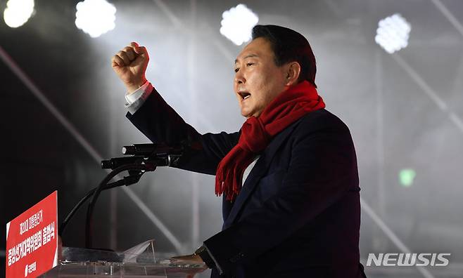 [서울=뉴시스] 국회사진기자단 = 윤석열 국민의힘 대선 후보가 6일 서울 송파구 올림픽공원 체조경기장에서 열린 제20대 대통령선거 중앙선거대책위원회 출범식에서 연설을 하고 있다. 2021.12.06. photo@newsis.com