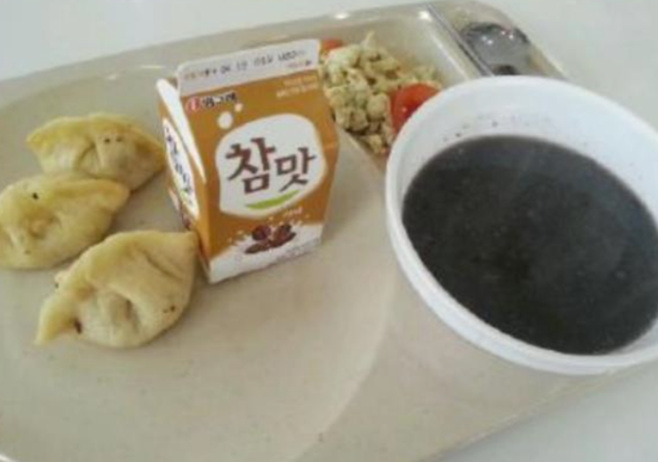 중국인 유학생이 지난 4일 자신이 다니는 한국 대학의 학생 식당 조식이라고 주장하며 올린 사진. 웨이보 갈무리
