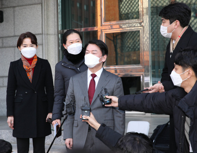 안철수 국민의당 대선 후보가 6일 여의도 켄싱턴 호텔에서 심상정 정의당 후보와 회동을 마친 뒤 기자들의 질문에 답하고 있다. / 권욱 기자