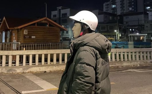 Yoon Doo-joon of the group Highlights showed off his warm visuals.On the morning of the 6th, Yoon Doo-joon posted a picture on his instagram with the phrase Everyone is doing well?! This year is not long! Lets go!!!In the photo, Yoon Doo-joon is staring somewhere in a safety helmet and padding. The high nose and warm visuals seen from the side are impressed.The netizens responded in various ways such as I want to see the front side and On the other hand, Yoon Doo-joon is appearing on TVN entertainment program Rocket Boys.