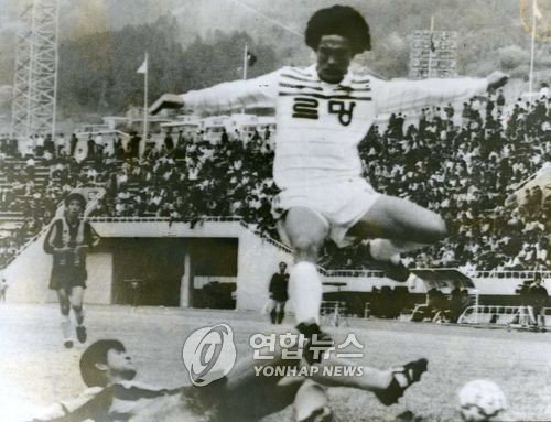 김주성의 1984년 프로축구 경기 장면 [연합뉴스 자료사진]