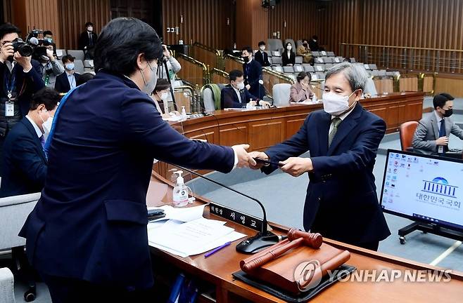 문상부 중앙선관위원 후보자 인사청문회 (서울=연합뉴스) 이정훈 기자 = 문상부 중앙선거관리위원회 위원 후보자가 6일 오전 국회에서 열린 인사청문회에서 서영교 행안위원장에게 선서문을 전달하고 있다. 2021.12.6 [국회사진기자단] uwg806@yna.co.kr