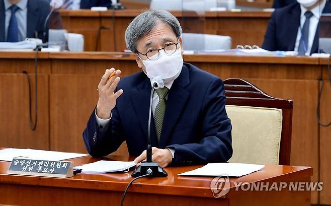 답변하는 문상부 중앙선관위원 후보자 (서울=연합뉴스) 이정훈 기자 = 문상부 중앙선거관리위원회 위원 후보자가 6일 오전 국회에서 열린 인사청문회에서 의원 질의에 답변하고 있다. 2021.12.6 [국회사진기자단] uwg806@yna.co.kr