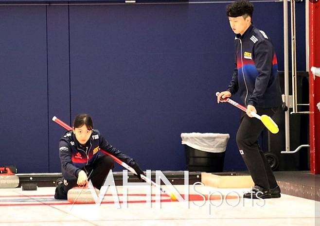 김민지·이기정은 "응원을 해준 컬링 팬들에게 꼭 베이징동계올림픽 티켓 선물을 들고 귀국하겠다"고 다짐했다. [WCF홈페이지 캡쳐]