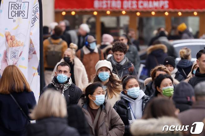6일(현지시간) 프랑스 파리 상젤리제 거리에서 대부분의 사람들이 마스크를 착용한 채 걷고 있다. © 로이터=뉴스1 © News1 김지현 기자