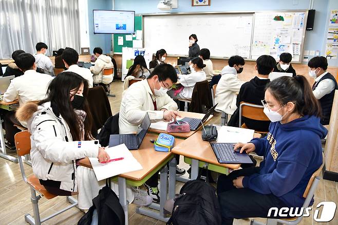 (제주=뉴스1) 홍수영 기자 = 7일 제주 서귀포 표선고등학교에서 IB(The International Baccalaureate) 월드스쿨 인증 현판식이 열린 후 공개된 수업 모습.(제주도교육청 제공)2021.12.7/뉴스© 뉴스1