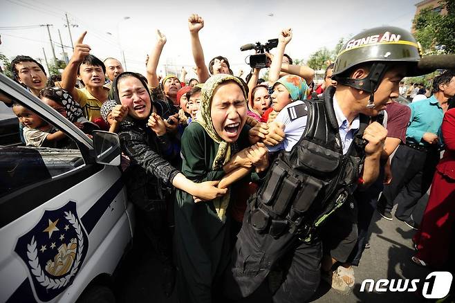 독립을 주장해온 중국 신장 자치구 소수민족 위구르인들이 정부에 항의 시위를 벌이는 모습. © AFP=뉴스1 © News1 최서윤 기자
