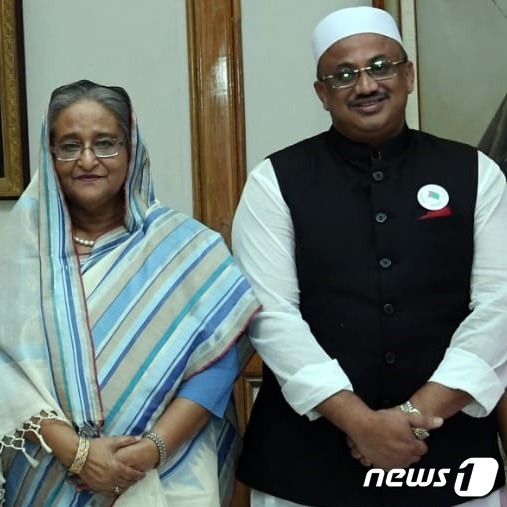 7일 무라드 하산(47·오른쪽) 방글라데시 정보부 장관이 서면을 통해 사임 입장을 표명했다. 사진은 셰이크 하시나 총리(왼쪽)와 하산 장관. (무라드 하산 페이스북 갈무리) 2021.12.07 © 뉴스1