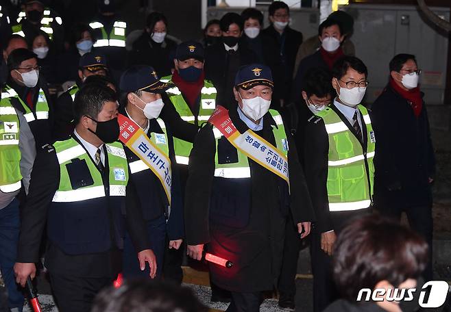 윤석열 국민의힘 대선후보와 이준석 대표가 7일 저녁 서울 마포구 홍익자율방범대를 찾아 방범대원들과 동행 순찰을 하고 있다. 2021.12.7/뉴스1 © News1 국회사진취재단