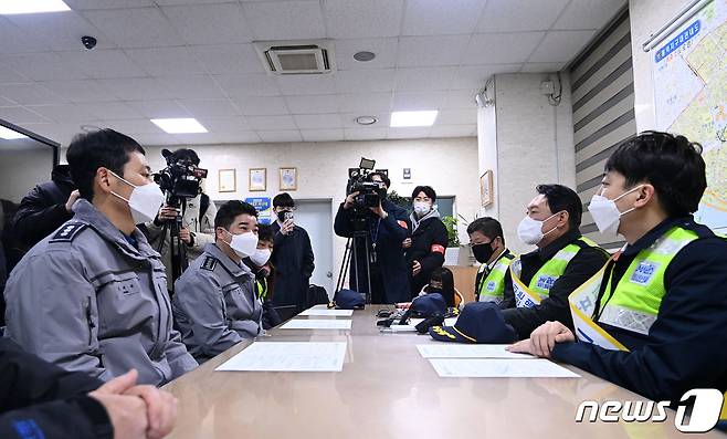 윤석열 국민의힘 대선후보와 이준석 대표가 7일 저녁 서울 마포구 홍익지구대에서 방범대원들과 간담회를 하고 있다. 2021.12.7/뉴스1 © News1 국회사진취재단