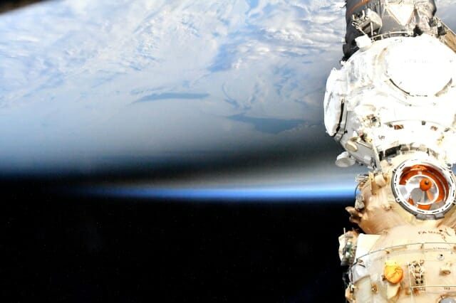 지난 4일 국제우주정거장에서 촬영된 남극 개기일식. 오른쪽은 ISS에 연결된 다목적 모듈 나우카의 모습이다. (사진=NASA)