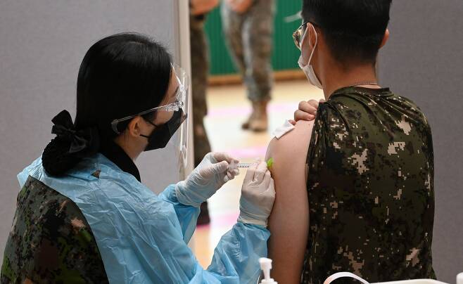 한 장병이 코로나 백신 접종을 받는 모습. /국회사진기자단