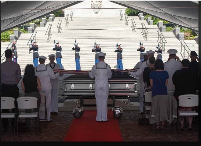 지난 1일(현지시각) 신원확인에 끝내 실패해 하와이 국립묘지 재안장을 위해 돌아온 33인의 유해가 든 관을 미 해군이 예포를 쏘며 정중히 맞이하고 있다. /DPAA 홈페이지