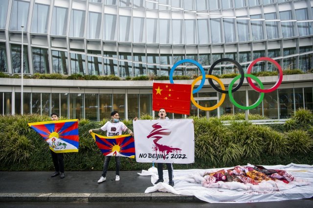 스위스 로잔에 있는 국제올림픽위원회(IOC) 본부 앞에서 유럽 티베트 청년회 활동가들이 2022 베이징 동계 올림픽에 반대하는 시위를 하고 있다. 로잔=AP/뉴시스