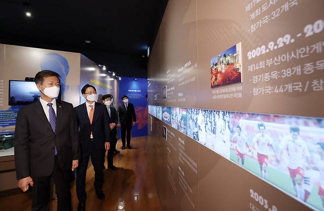 김대지 국세청장(왼쪽)이 7일 국립조세박물관의 스포츠와 세금 특별전을 둘러보고 있다.