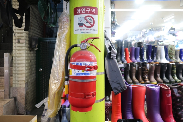 화재 시 초기에 진압할 수 있도록 시장 곳곳에 소화기가 있다.