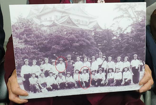 7일 정신영 할머니가 공개한 1944년 9월께 일본 나고야에서 찍은 전남 나주 출신 강제징용 피해자들의 단체 사진. 왼쪽 붉은 원은 정 할머니, 오른쪽 붉은 원은 양금덕 할머니이다.김용희 기자 kimyh@hani.co.kr