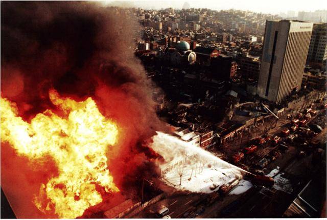 1994년 12월 7일 불기둥이 치솟고 있는 서울 마포구 아현동 도시가스 폭발사고 현장. 이 사고로 12명이 숨지고 101명이 부상했으며, 건물 145동이 전소 또는 파손 되는 등 막대한 인명 피해와 재산 손실이 발생했다. 1994.12.7. 한국일보 자료사진