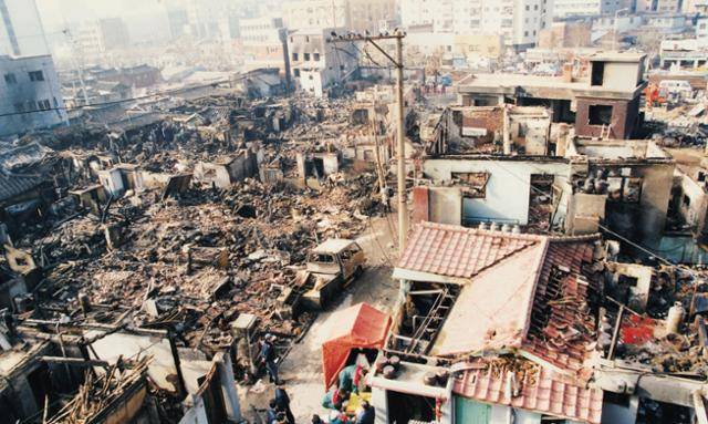 전쟁이 지나간 것처럼 폐허로 변해버린 폭발사고 현장. 1994.12.7. 한국일보 자료사진