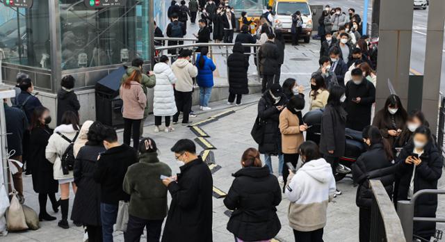 7일 서울 서초구 강남역 임시선별검사소에서 시민들이 검사를 받기 위해 길게 줄을 서서 기다리고 있다. 뉴시스