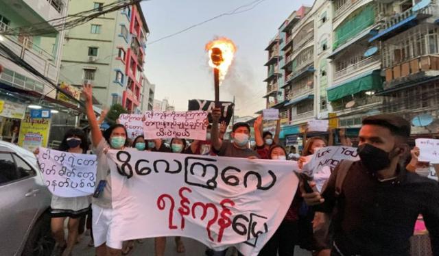 지난 6일 아웅산 수치 국가고문에 대한 징역 4년형 선고 소식을 접한 미얀마 시민들이 반군부 구호를 외치며 행진하고 있다. 미지마 뉴스 캡처