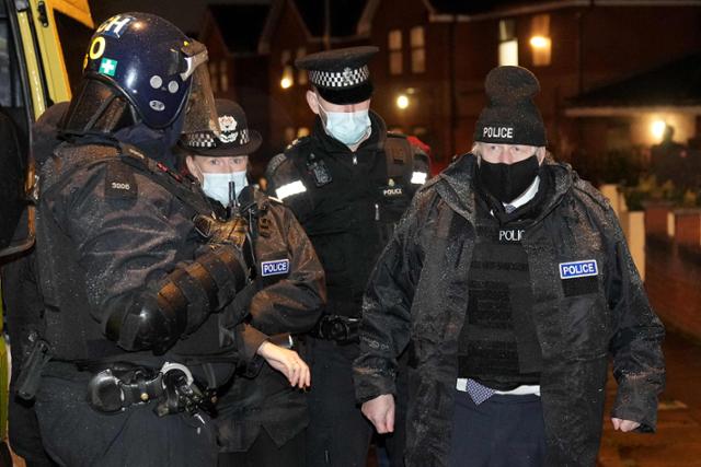 6일 영국 북서부 리버풀에서 보리스 존슨(맨 오른쪽) 영국 총리가 경찰관들과 함께 마약 거래 현장 단속에 나서고 있다. 영국 정부는 이날 마약 퇴치를 위한 10개년 계획을 발표했다. 리버풀=AFP 연합뉴스