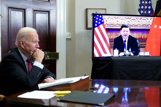 조 바이든(왼쪽) 미국 대통령이 지난달 15일 워싱턴 백악관 루스벨트룸에서 화상을 통해 시진핑 중국 국가주석과 정상회담을 하고 있다. 워싱턴=AFP 연합뉴스