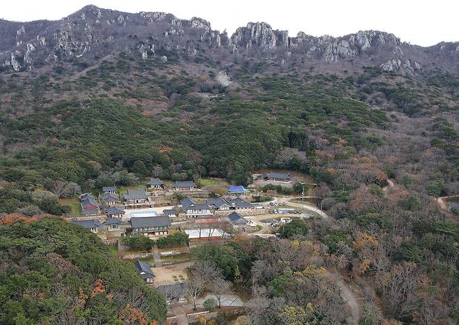 드론으로 촬영한 달마산과 미황사. 대웅보전 앞마당 파란색 차단막을 친 자리에 공사 기간 간이 법당이 들어선다.