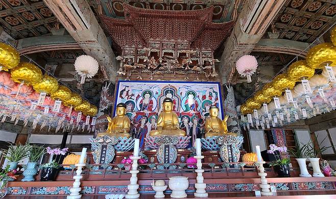 미황사 대웅보전 내부.