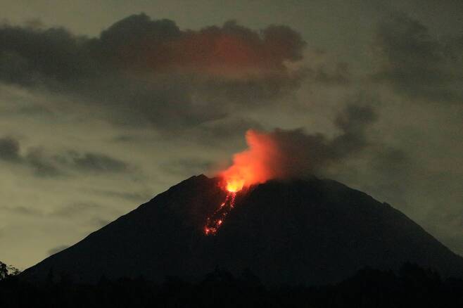 인도네시아 자바섬 동쪽의 스메루 화산이 6일 붉은 용암을 뿜고 있다. 로이터=연합뉴스