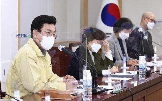 허태정 대전시장이 지난 3일 오후 대전지역 병원장과의 긴급 간담회에서 병상 확충과 응급의료 대응방안을 요청하고 있다. [사진 대전시]
