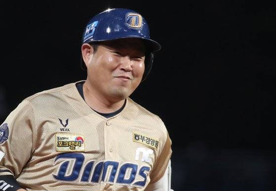 10월 29일 오후 경남 창원NC파크에서 열린 '2021 프로야구 신한은행 SOL KBO리그' NC 다이노스와 삼성 라이온즈 경기에서 4회말 1사 주자 없는 상황 NC 양의지가 홈런을 치고 베이스를 돌고 있다. 30홈런 100타점 기록을 달성했다. [뉴스1]