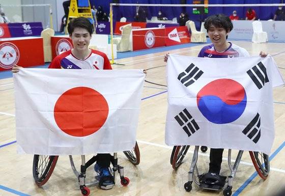 남자 탁구 WH2에서 금메달을 획득한 가지와라 다이키(사진 왼쪽부터)와 은메달리스트 유수영. [사진 대한장애인체육회]