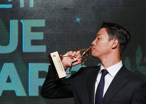 MVP 트로피에 입맞추는 홍정호. [연합뉴스]