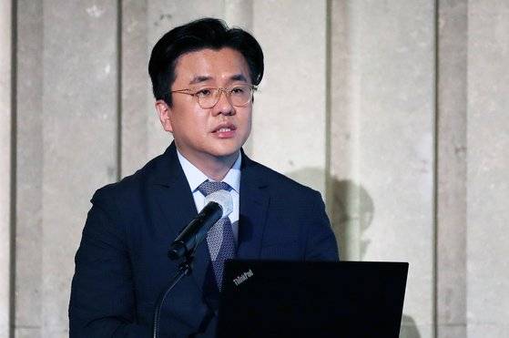 이재갑 한림대 의과대학 교수가 10월 1일 오후 서울 서초구 양재동 엘타워 오르체홀에서 열린 단계적 일상회복 관련 공개토론회에서 발제하고 있다. 연합뉴스