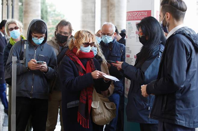 ‘그린 패스’를 확인하고 있는 모습