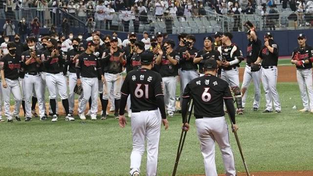 한국시리즈 MVP 박경수가 목발을 짚고 기뻐하는 모습