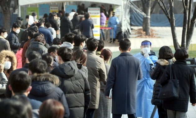 7일 서울광장에 마련된 선별진료소에서 시민들이 코로나19 검사를 기다리고 있다. /사진=허문찬 기자