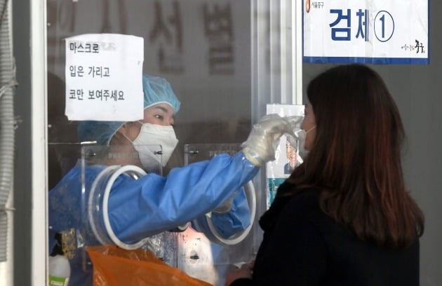 7일 서울역 광장에 마련된 선별진료소에서 한 시민이 코로나 검사를 받고 있다. /사진=허문찬 기자