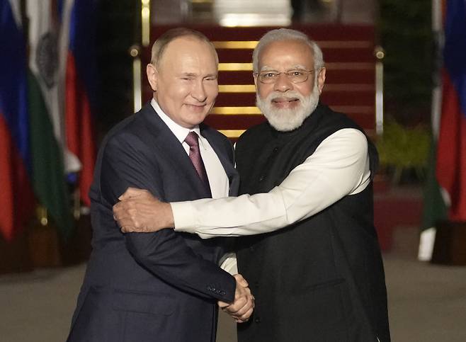 블라디미르 푸틴 러시아 대통령(왼쪽)과 나렌드라 모디 인도 총리가 6일(현지시간) 양국 정상회담에 앞서 인사를 나누고 있다. 뉴델리 | AP연합뉴스