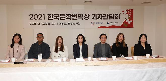Park In-won (fourth from left), winner of the top prize of the LTI Korea Literature Awards, and the second prize winner Nguyen Ngoc Que sit alongside the reciepiants of Aspiring Translator Award during a press conference Tuesday. (LTI Korea)