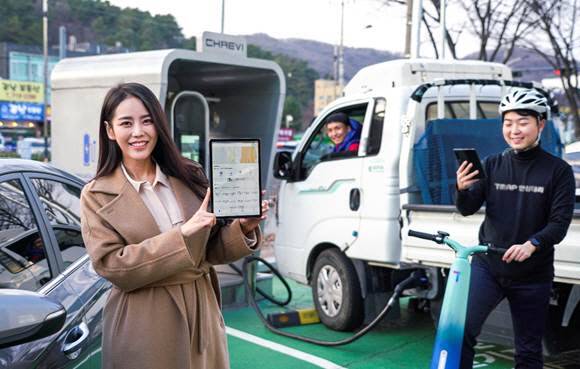 티맵 사용자들이 안심대리, 킥보드, 대리운전, 화물차 전용 내비게이션, 전기차 충전 등 다양한 서비스를 사용하는 모습 [사진 제공 = 티맵모빌리티]