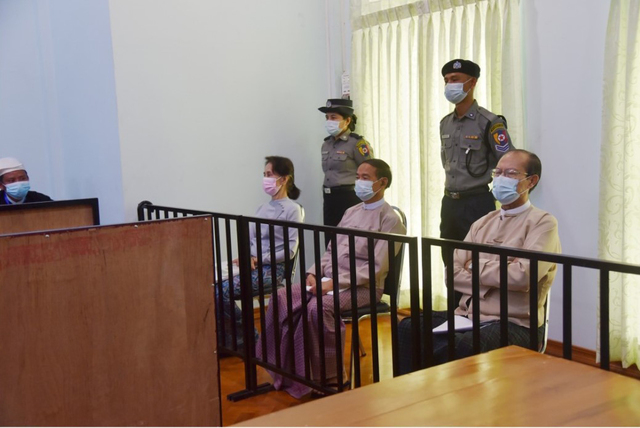 [서울=뉴시스] 아웅산 수지(왼쪽) 미얀마 국가 고문이 5월 24일(현지시간) 수도 네피도의 특별 법정에 출석해 윈 민 대통령 등과 함께 자리에 앉아 있다. 수지 고문은 지난 2월1일 미얀마 군부 쿠데타 이후 처음으로 직접 법정에 출석해 재판을 받았다. 사진=미얀마 국영방송 미야와디(MWD) 홈페이지 캡처. 2021.05.25. *재판매 및 DB 금지