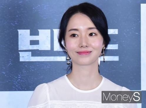 가수 겸 배우 이정현(41)이 임신 소식을 전했다. /사진=임한별 기자