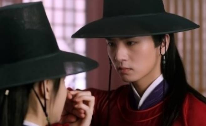 중국 드라마 ‘일편빙심재옥호’에서 갓을 쓴 배우들의 모습. [웨이보 캡처]