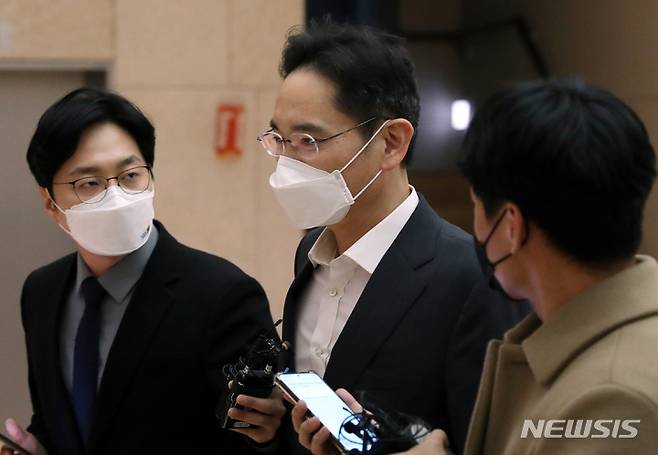 [서울=뉴시스] 조성우 기자 = 중동 지역 출장길에 나선 이재용 삼성전자 부회장이 6일 오후 서울 김포비즈니스항공센터를 통해 출국하고 있다. 2021.12.06. xconfind@newsis.com