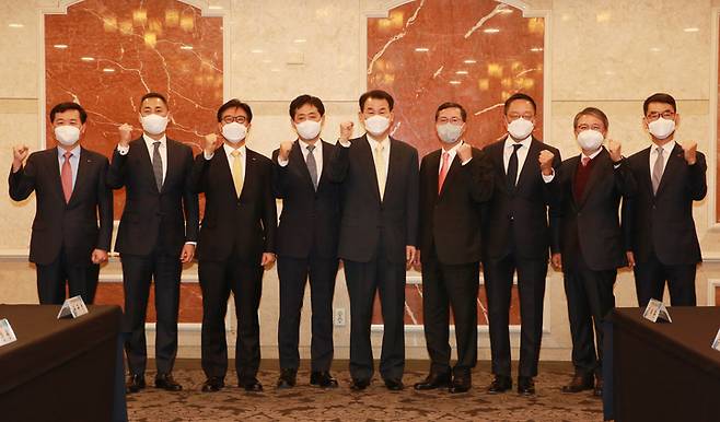 [서울=뉴시스] 정은보 금융감독원장과 여전사 CEO들은 7일 서울 여의도 켄싱턴 호텔에서 열린 '금감원장-여신전문금융사CEO 간담회'에 참석해 기념촬영을 하고 있다. (사진=금융감독원) photo@newsis.com *재판매 및 DB 금지 *재판매 및 DB 금지