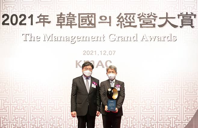 [서울=뉴시스] (오른쪽부터)서장원 코웨이 대표이사와 김용진 공공혁신위원회 위원장이 '2021 한국의경영대상'에서 Innovation Best Practice 부문 한국의 고객만족경영 리더 기업에 코웨이 선정을 기념해 촬영을 하고 있다. (사진=코웨이 제공) 2021.12.7. photo@newsis.com *재판매 및 DB 금지